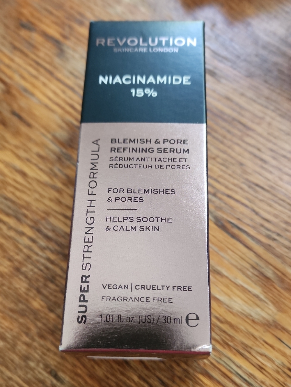 Revolution Niacinamide 15% Blemish & Pore Serum - Rose Gold & Black